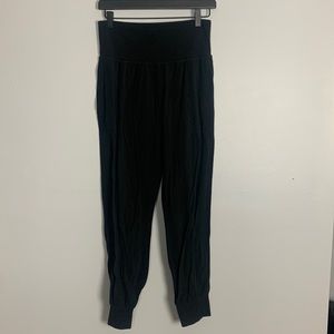 Athleta black salutation jogger in powervita